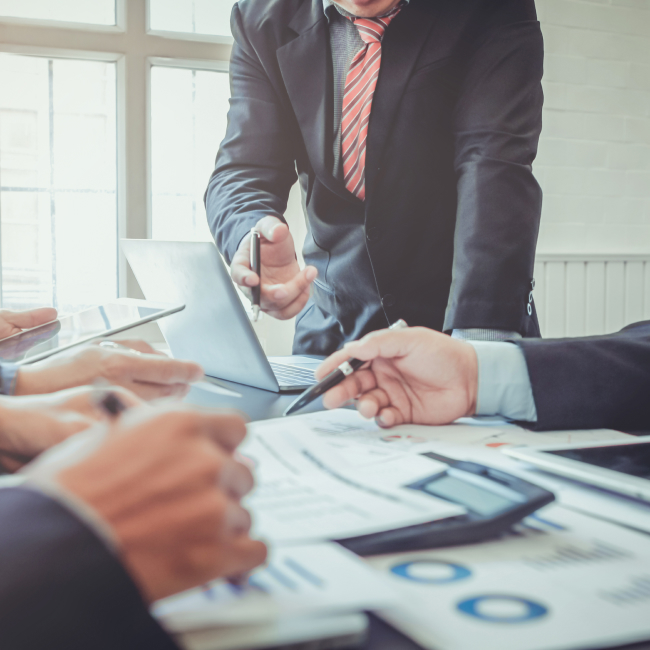 กำหนดกฎบัตรคณะกรรมการบริษัทและคณะกรรมการชุดย่อย