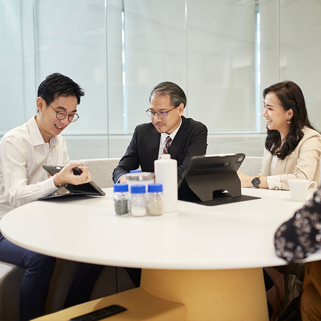 ลูกค้าและคู่ค้า